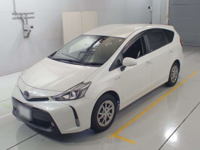 36517 Toyota Prius alpha ZVW41W 2017 г. (CAA Chubu)